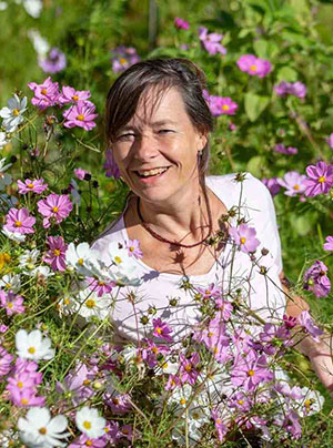Heilpraktikerin Simone Kranz zwischen Blumen